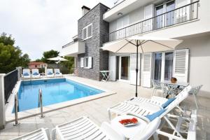 Bazén v ubytování Apartments Nika nebo v jeho okolí
