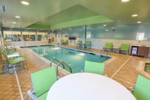 Holiday Inn Express Hotel & Suites Richwood - Cincinnati South, an IHG Hotel tesisinde veya buraya yakın yüzme havuzu