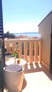 balkon ze stołem i toaletą na balkonie w obiekcie Apartments Angela w Baskiej Vodzie