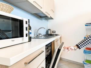 Кухня или мини-кухня в Taonasi Mazzarò Apartments
