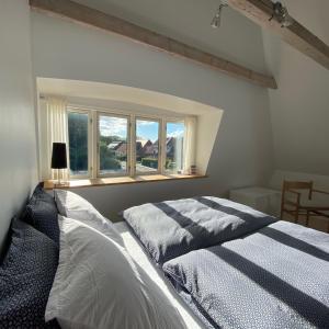 a bedroom with a bed and a window at Birgittes B&B i Jelling in Jelling