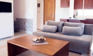a living room with a couch and a table at Villa Verano in Asprovalta