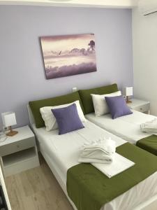 Giường trong phòng chung tại Purple Moon Achlia Creta