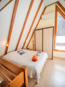 una camera da letto con un letto con un giocattolo arancione sopra di Gîtes individuels à Kaysersberg a Kaysersberg