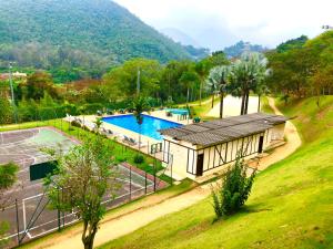 an overhead view of a park with a swimming pool at Lindo Loft Itaipava RJ in Itaipava