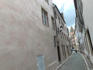 une rue vide dans une ruelle avec des bâtiments dans l'établissement La Cour des Cordonniers, Centre Cathédrale Petite France, à Strasbourg