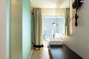 Televízia a/alebo spoločenská miestnosť v ubytovaní Kahlua Boutique Hotel