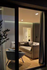 Rúm í herbergi á ArtNest Luxury Hotel & Suites
