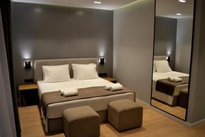 Rúm í herbergi á ArtNest Luxury Hotel & Suites