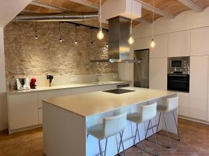 Dapur atau dapur kecil di Es Barracar d'es Vins by LOCALITE