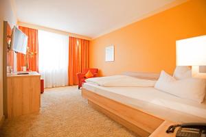 Ein Bett oder Betten in einem Zimmer der Unterkunft Hotel Krone OHG