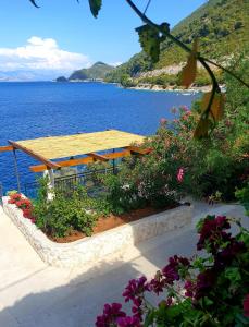 una mesa de picnic con vistas al agua en Guest House Matana, en Sobra