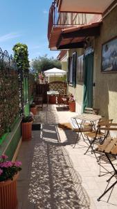 un patio avec des tables et des chaises dans un bâtiment dans l'établissement Vecchia Dimora, à Marino