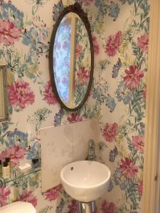 Littlebank Country House في سيتل: حمام مع حوض ومرآة
