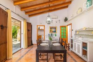 a dining room with a table and a kitchen at E323 Moli Den Fanals by Mallorca Villa Selection in Alcudia