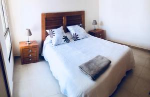 una camera con un grande letto e due comodini di Casa Abuela Pepa a Corralejo