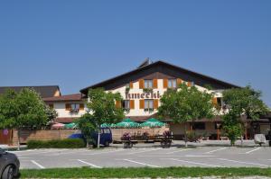 un hotel con un estacionamiento delante de él en Penzion Kmečki Hram en Liubliana