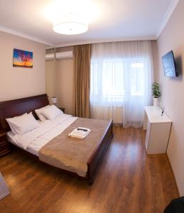 1 dormitorio con 1 cama grande en una habitación en Embrace, en Truskavets