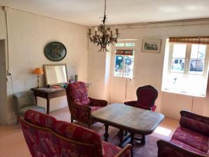 Afbeelding uit fotogalerij van Maison du jardinier in Épineuil-le-Fleuriel