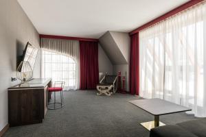 Televízia a/alebo spoločenská miestnosť v ubytovaní Nosalowy Park Hotel & Spa