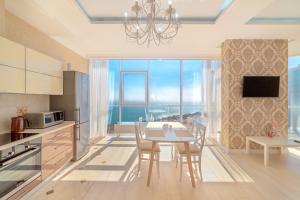 - une cuisine et une salle à manger avec une table et des chaises dans l'établissement Apartment Pearl of Arcadia, à Odessa
