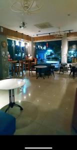 une grande salle avec des tables et des chaises dans un restaurant dans l'établissement 埔里金宿&車站旁邊, à Puli