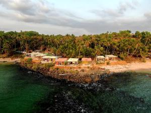un gruppo di case su un'isola in acqua di Abidal Resort a Patnem
