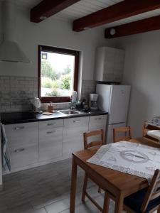 Kuchyňa alebo kuchynka v ubytovaní Apartament Fenowe Wzgórze