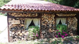 Appartment Bezenica في Dobrova: منزل مصنوع من الخشب والورود