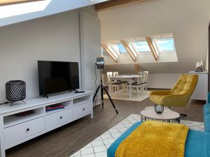 una sala de estar con TV en un armario blanco en Ferienwohnung „Otto Lilienthal“ en Anklam