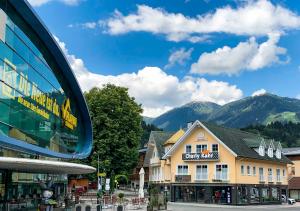 una ciudad con un edificio y montañas en el fondo en Appartement Charly Kahr en Schladming