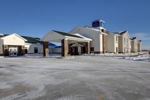 Bottineau的住宿－Cobblestone Inn & Suites - Bottineau，酒店前面的一个空停车位