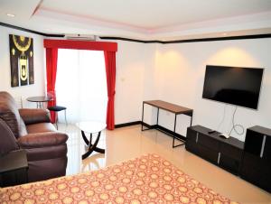 TV a/nebo společenská místnost v ubytování Angket condominium fully furnished 14th floor studio apartment