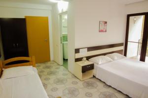 Ένα ή περισσότερα κρεβάτια σε δωμάτιο στο Vila Mihai Eminescu