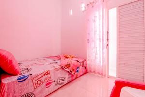 Postel nebo postele na pokoji v ubytování Pinky Guest House Syariah Kota Batu