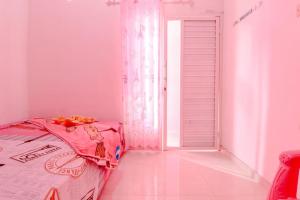 Postel nebo postele na pokoji v ubytování Pinky Guest House Syariah Kota Batu