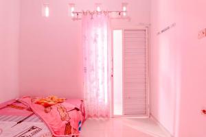 Postel nebo postele na pokoji v ubytování Pinky Guest House Syariah Kota Batu
