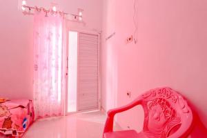 Postel nebo postele na pokoji v ubytování Pinky Guest House Syariah Kota Batu