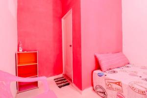 Postel nebo postele na pokoji v ubytování Pinky Guest House Syariah Kota Batu