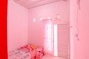 Postel nebo postele na pokoji v ubytování Pinky Guest House Syariah Kota Batu