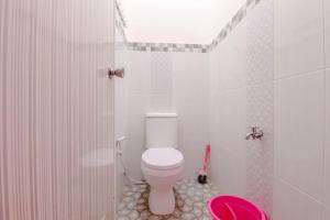 Et badeværelse på Pinky Guest House Batu