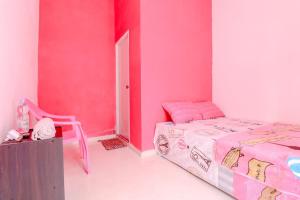 Postel nebo postele na pokoji v ubytování Pinky Guest House Syariah Kota Batu