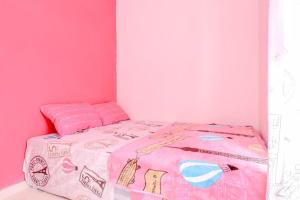 Postel nebo postele na pokoji v ubytování Pinky Guest House Syariah Kota Batu