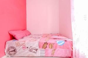 Postel nebo postele na pokoji v ubytování Pinky Guest House Syariah Kota Batu