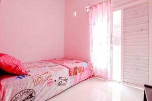 Postel nebo postele na pokoji v ubytování Pinky Guest House Syariah Kota Batu
