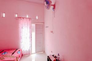 Postel nebo postele na pokoji v ubytování Pinky Guest House Syariah Kota Batu