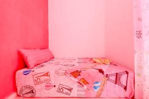 Postel nebo postele na pokoji v ubytování Pinky Guest House Syariah Kota Batu