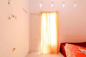 Postel nebo postele na pokoji v ubytování Pinky Guest House Syariah Kota Batu