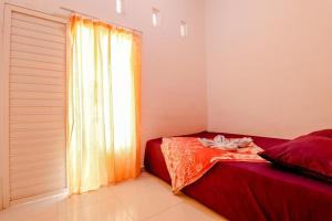 Postel nebo postele na pokoji v ubytování Pinky Guest House Syariah Kota Batu
