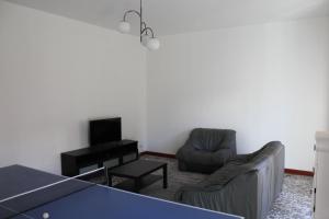 - un salon avec un canapé et une chaise dans l'établissement Apartment Little Bari, à Bari